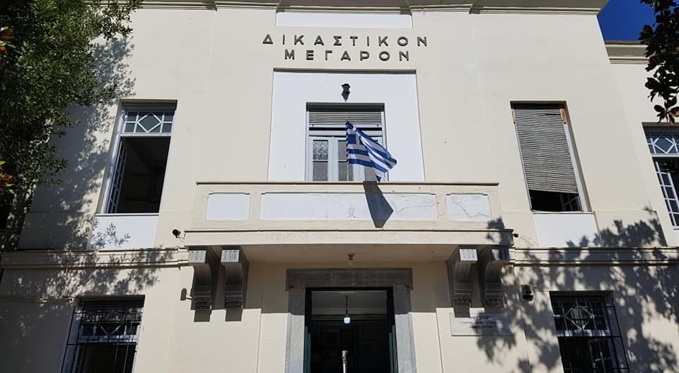 Παραβίασε 12 φανάρια και “εμβόλισε” περιπολικό για να διαφύγει